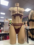 Ensemble de lingerie bordeaux exposé dans la boutique Love Play à Nîmes