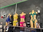Présentation de plusieurs modèles de lingerie dans la boutique Love Play à Nîmes