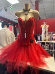 Corset rouge accompagné d’une jupe en tulle présenté chez Love Play à Nîmes