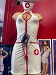Déguisement d’infirmière blanc et rouge présenté dans la boutique Love Play à Nîmes