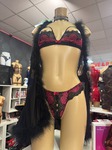 Ensemble de lingerie noir et rouge en dentelle présenté chez Love Play à Nîmes